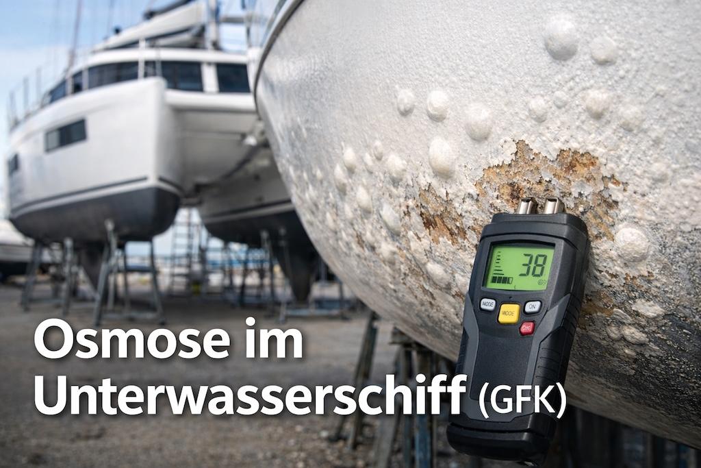 Nahaufnahme von typischen Osmoseblasen am Unterwasserschiff einer Segelyacht. Die Blasen drücken das Antifouling hoch.
